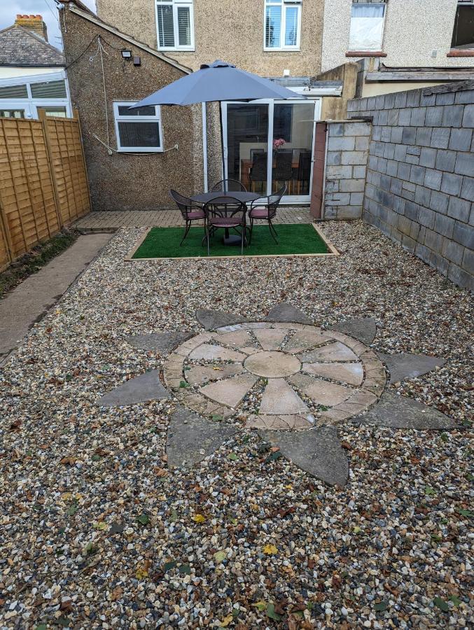 The Crescent, 3 Bed House With 2-3 Parking Spaces, Great For Contractors And Family Greenhithe Exterior photo