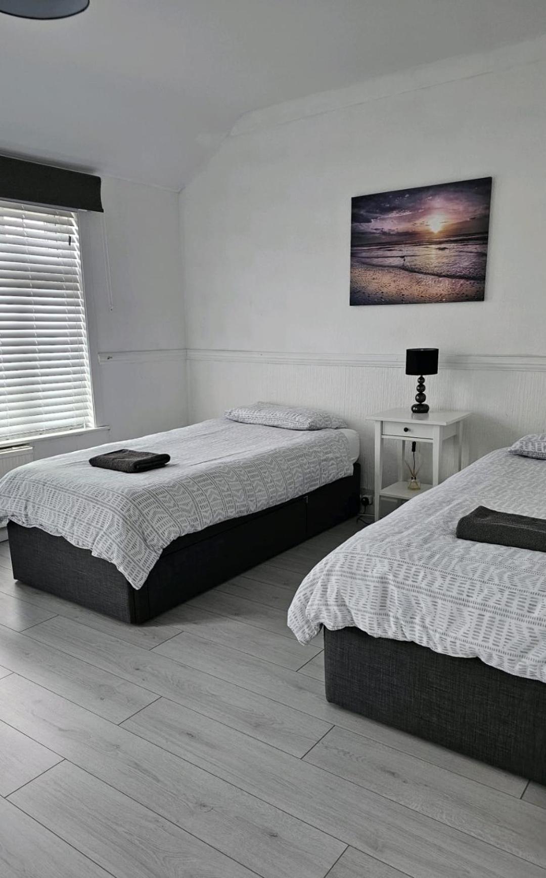 The Crescent, 3 Bed House With 2-3 Parking Spaces, Great For Contractors And Family Greenhithe Exterior photo